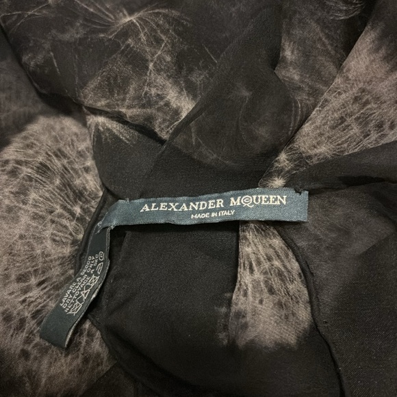 Alexander McQueen Skull Silk Scarf - Picture 3 of 6